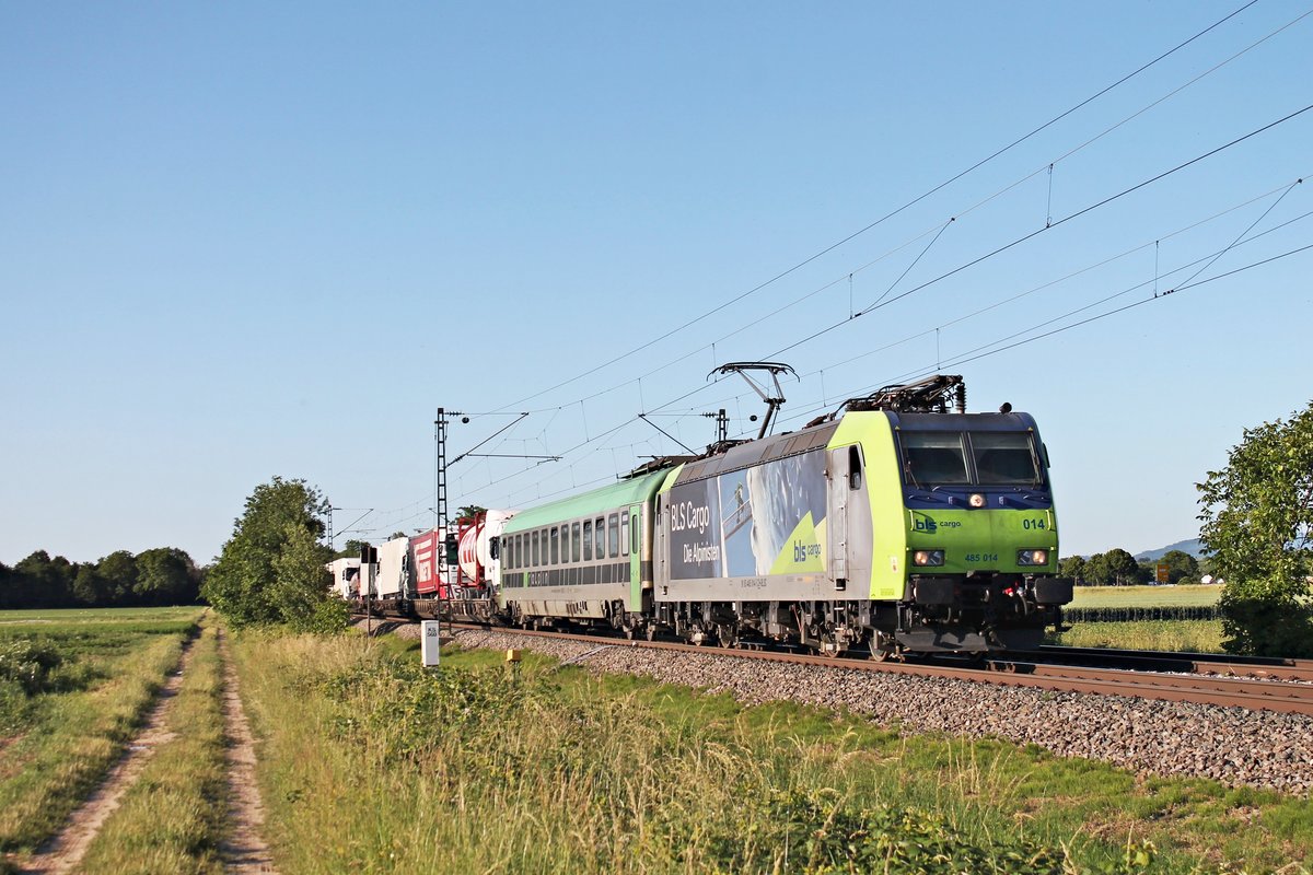 Am Abend des 13.06.2019 fuhr Re 485 014 mit ihrer RoLa (Freiburg (Brsg) Gbf - Novara Boschetto) südlich von Buggingen über die KBS 703 durchs Markgräflerland in Richtung Schweiz.