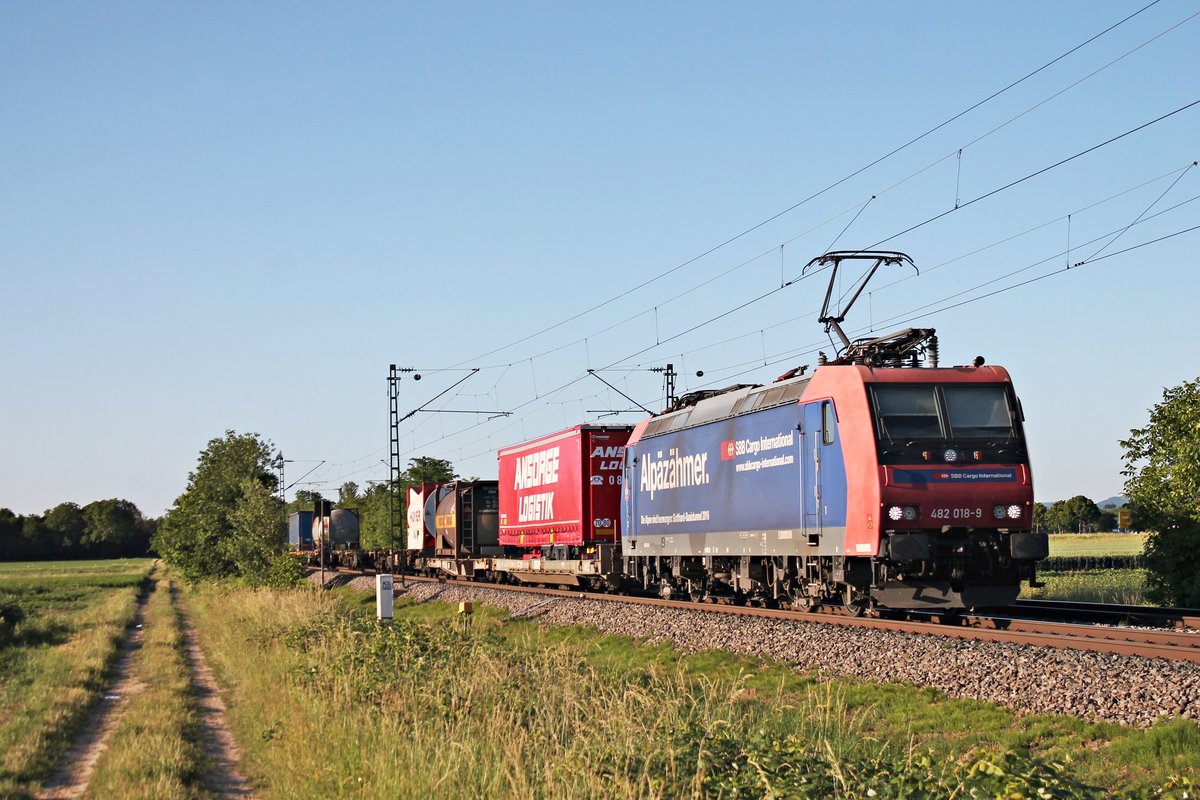 Am Abend des 13.06.2019 fuhr Re 482 018-9  AQlpäzähmer  südlich von Buggingen mit ihrem KLV nach Italien über die KBS 703 durchs Markgräflerland in Richtung Schweizer Grenze.