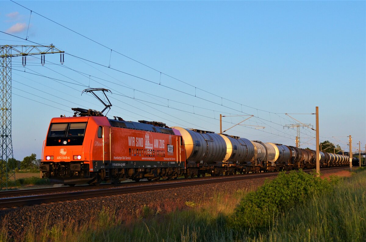 Am Abend des 13.06.2021 fuhr HRS 482 049-4 mit Kesseln in Richtung Hamburg.
Ort: Vietznitz, 13.06.2021