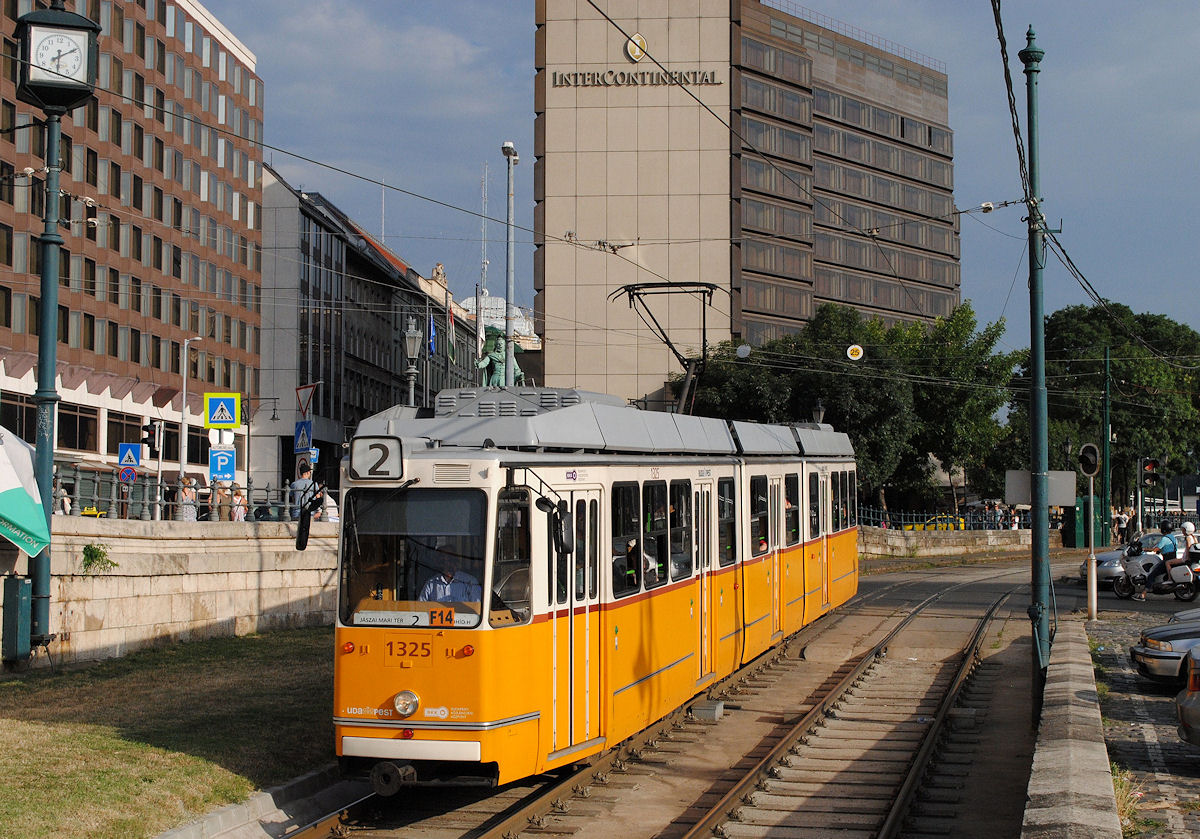 Am Abend des 13.07.2016 befährt der Tw. 1325 der Type KCSV7 auf dem Weg zum Jaszai Mari ter die Unterführung der Kettenbrücke.