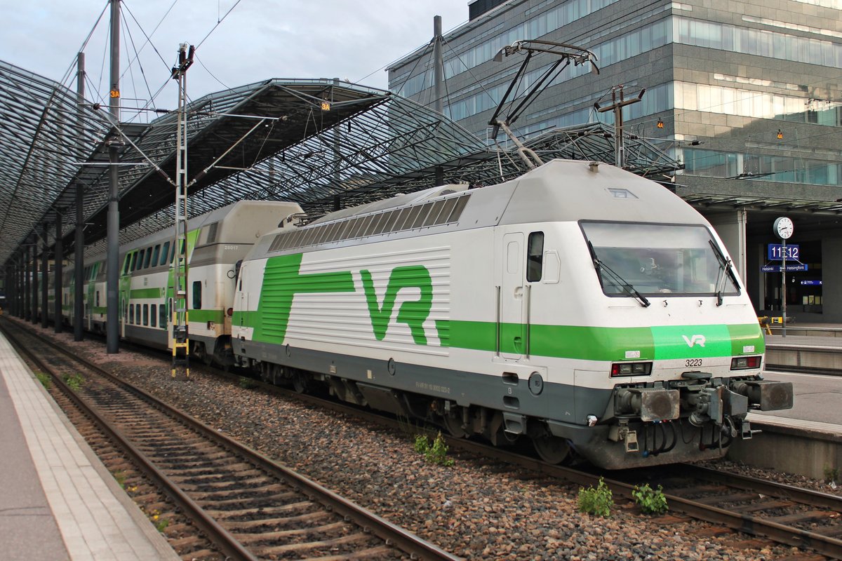 Am Abend des 13.07.2019 stand Sr2 3223 mit ihrer IC-Garnitur auf Gleis 9 im Hauptbahnhof von Helsinki und wartete darauf in Richtung Abstellung zu fahren.