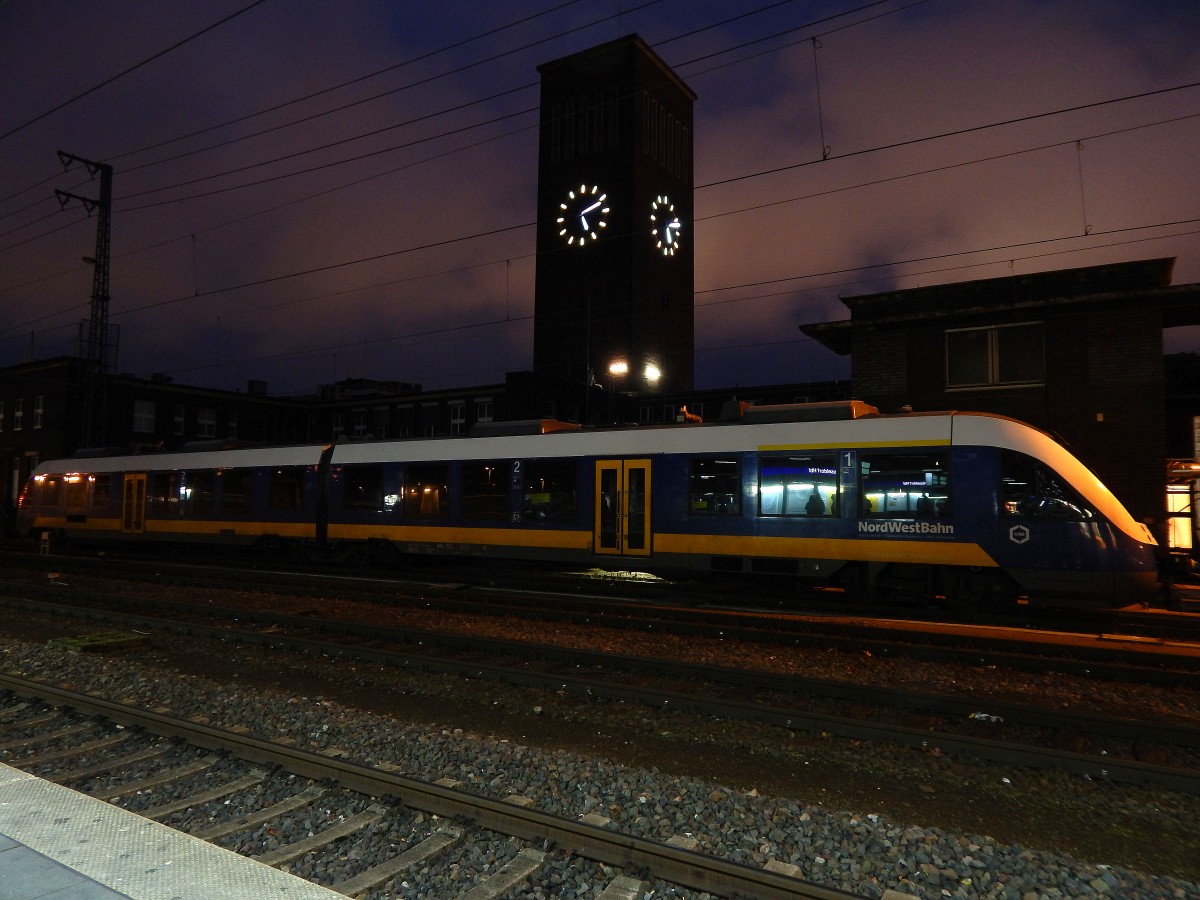 Am Abend des 13.12.14 stand ein NordWestBahn Triebwagen im Düsseldorf Hbf abgestellt. Im Hintergrund sieht man die große Turmuhr des Düsseldorfer HBF.

Düsseldorf 13.12.2014