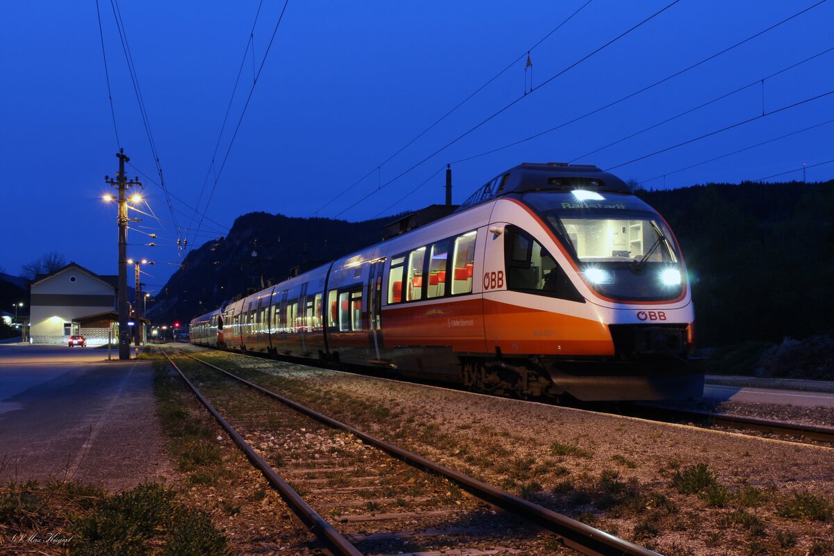 Am Abend des 13.4.2025 ist der R4486 bestehend aus 4024 037 und 4024 045 von St.Michael in Radstadt angekommen.
An Samstagen ist dieser Zug die einzige planmäßige Tandemleistung der Reihe 4024 im Ennstal.