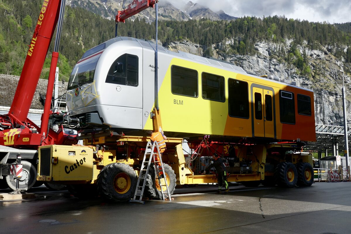 Am Abend des 13.5.24 als die Kräne und der Transporter wieder zurück im Tal waren wurde auch der zweite Zugteil des Be 4/6 101 aufgeladen auf dem Bahnhofplatz Lauterbrunnen.