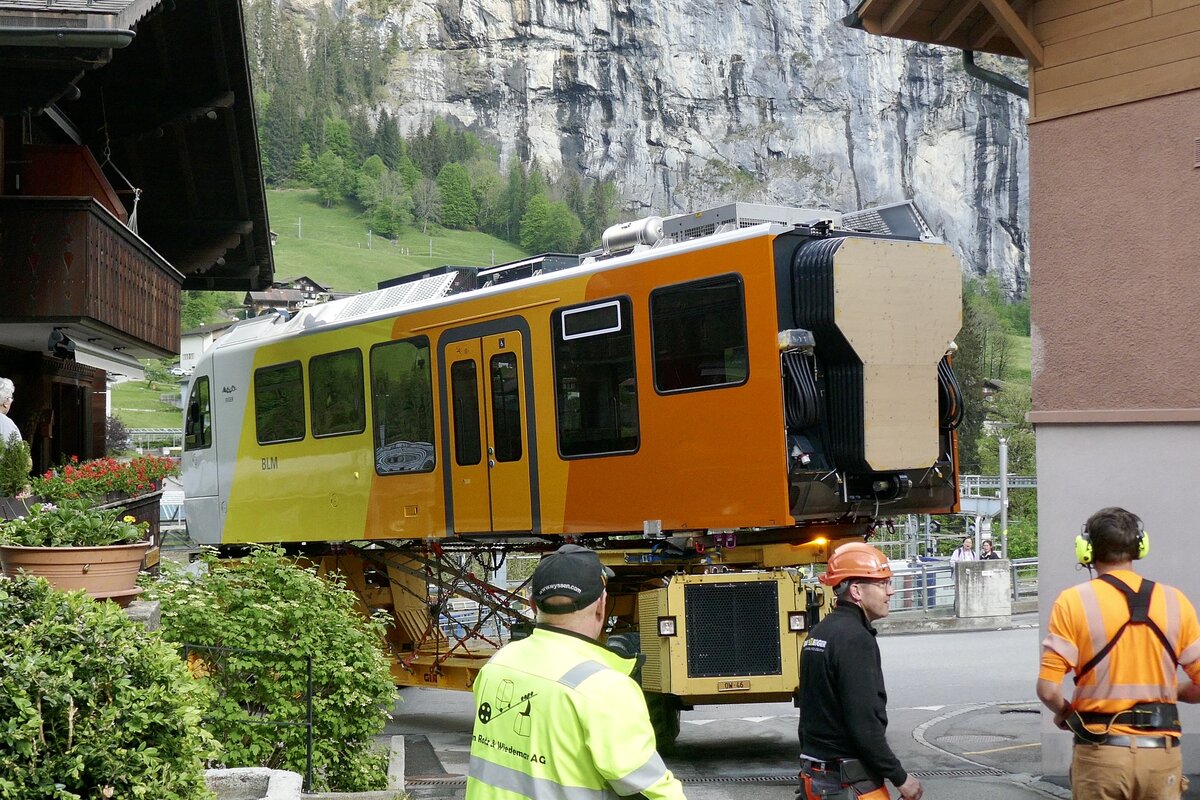 Am Abend des 13.5.24 transportiert man den zweiten Zugteil des Be 4/6 101 durch die Strassen von Lauterbrunnen.