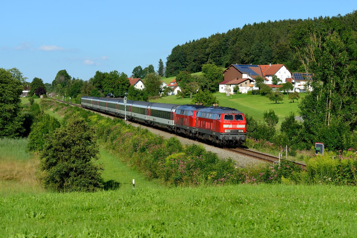Am Abend des 14. August 2016 konnte ich zum Abschluss meines Ausfluges in das westliche Allgäu noch den EC 192 auf seiner Fahrt von München HBF nach Basel SBB bei Lanzenhofen aufnehmen. Führend war die Mühldorfer 218 421, die somit zum zweiten Mal an diesem Tage Lindau ansteuerte.