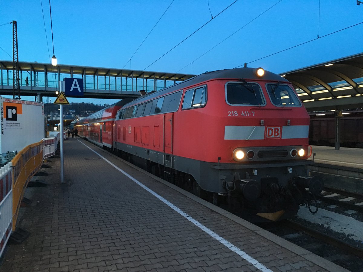 Am Abend des 14.02.2018 steht 218 411 mit einem Re von Ulm nach Kempten zur abfahrt bereit. 