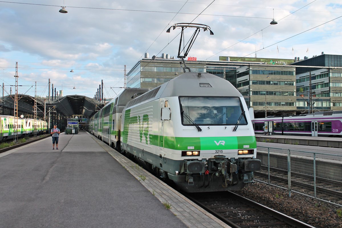 Am Abend des 14.07.2019 stand Sr2 3215 mit ihrer IC-Garnitur auf Gleis 10 im Hauptbahnhof von Helsinki und wartete darauf das sie in die Abstellung fahren kann.