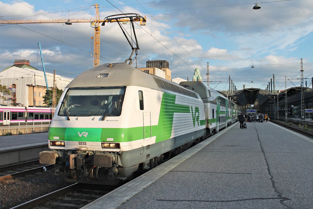 Am Abend des 14.07.2019 stand Sr2 3233 auf Gleis 7 im Hauptbahnhof von Helsinki und wartete auf die Abfahrt in Richtung Abstellung. Zuvor kam sie als IC 126 aus Oulu in der Hauptstadt an.