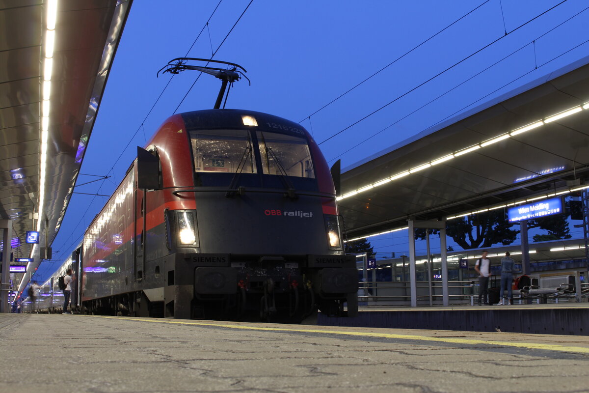 Am Abend des 14.7.2021 knapp vor der blauen Stunde, stand der RJ30373 mit der 1216 229 voraus im Bahnhof Wien Meidling und wartet die Ankunft eines Anschlusszuges ab.