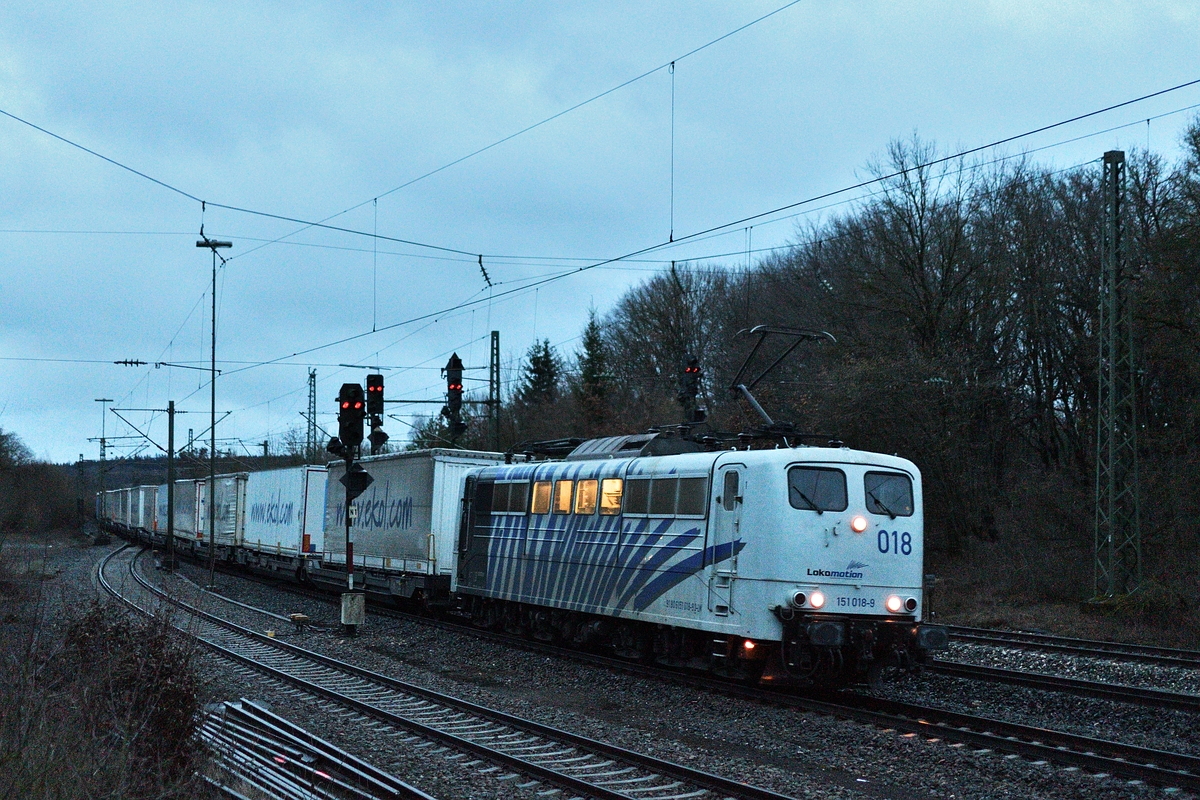 Am Abend des 15. März 2019 zog 151 018 von Lokomotion den ekol-Klv durch Westerstetten Richtung Stuttgart.