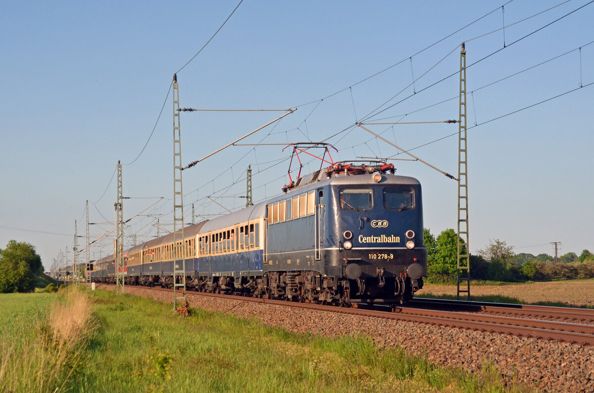 Am Abend des 15.05.22 führte 110 278 der Centralbahn einen Fussballsonderzug von Cottbus kommend zurück nach Leipzig. Hier passiert der Zug Gräfenhainichen.