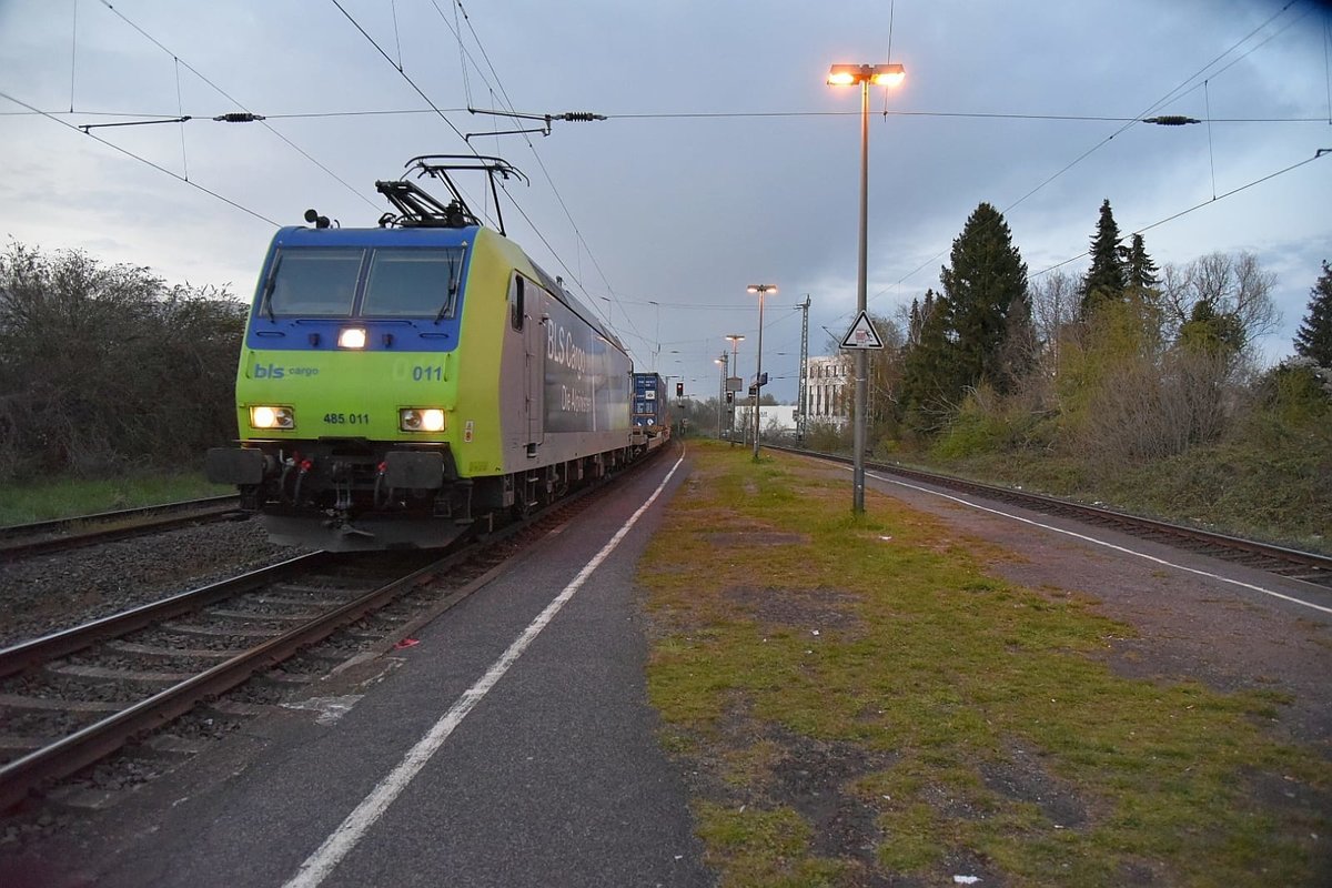 Am Abend des 15.4.2021 kommt die BLS 485 011 mit dem Cargo Beamer aus Kaldenkirchen durch den Odenkirchener Bahnhof gen Köln gefahren.(Foto von Dennis Strobel)
