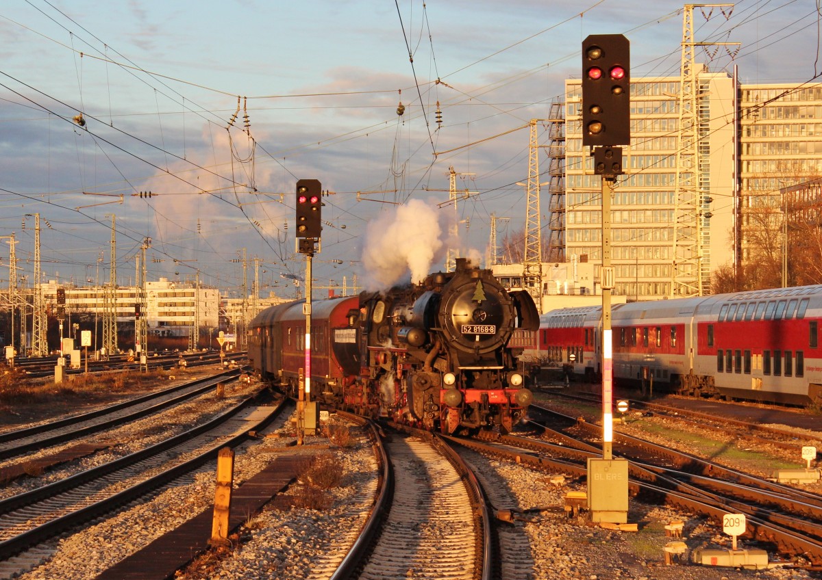 Am Abend des 15.Dezember 2013 erreichte 52 8168 mit dem Sonderzug  Rund um München  den Münchener Ostbahnhof.