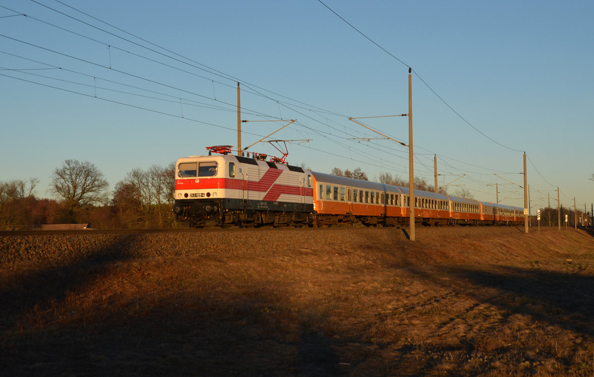 Am Abend des 16.02.19 brachte 243 822 ihren Sonderzug von Berlin zurück nach Erfurt. Hier rollt sie mit ihrem Sonderzug durch Wittenberg Richtung Bitterfeld.