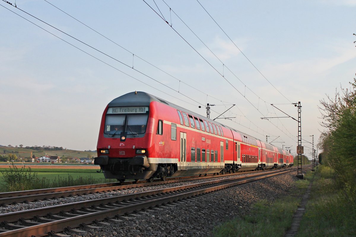 Am Abend des 16.04.2020 fuhr der DB-D 50 80 80-35 303-2, welcher der letzte DBbzfa 761 Steuerwagen von Freiburg ist, zusammen mit einer unbekannten 146er als RE (Basel Bad Bf - Freiburg (Brsg) Hbf) nördlich von Hügelheim über die KBS 702 in Richtung Buggingen.