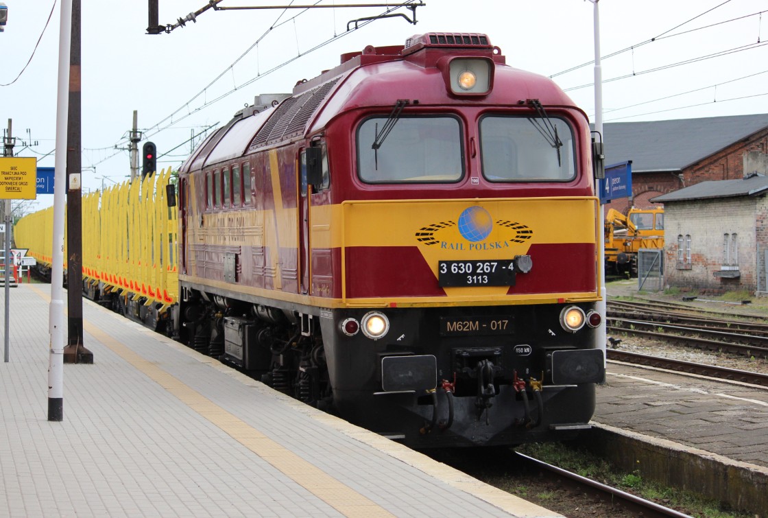 Am Abend des 16.05.2017 wummerte die M62M-017 (3 630 267-4) von Rail Polska mit einem leeren Holzzug durch den Bahnhof Kostrzyn nad Odra.