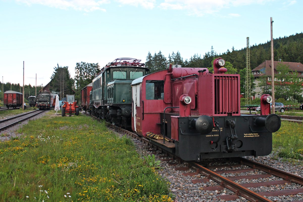 Am Abend des 16.06.2019 stand Köf 6586 (ex. 323 878-9) der IG 3Seenbahn e.V. zusammen mit der E94 088 (194 088-1/ex. ÖBB 1020 010-3) der EZW abgestellt im Museumsbahnhof von Seebrugg und warteten dort auf ihren nächsten Einsatz. Links im Hintergrund ist die P8 2455  Posen  (38 460), welche abgestellt wurde, nachdem sie den Tag über dreimal zwischen Seebrugg und Titisee pendelte.