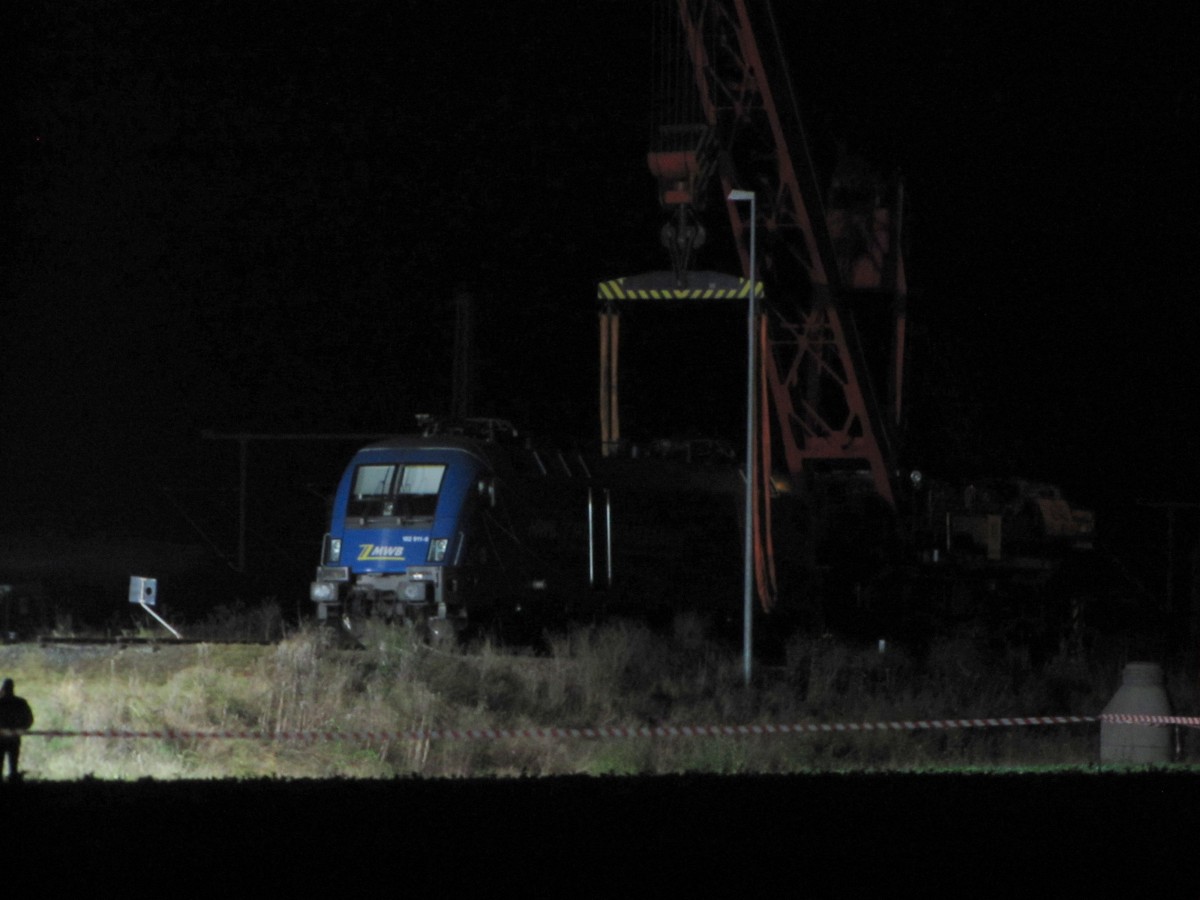 Am Abend des 16.10.2013 wurde die im GVZ Erfurt entgleiste MWB 1116 911-8 geborgen. Ein Schienenkran aus Leipzig Engelsdorf mit einer MEG 232er, sowie ein gro�er Autodrehkran waren vor Ort. Ebenso eine MEG G1206 mit dem Hilfszug aus Halle (S). Das THW hat alles ausgeleuchtet. Die Lok wurde vermutlich ins AW Dessau gebracht.