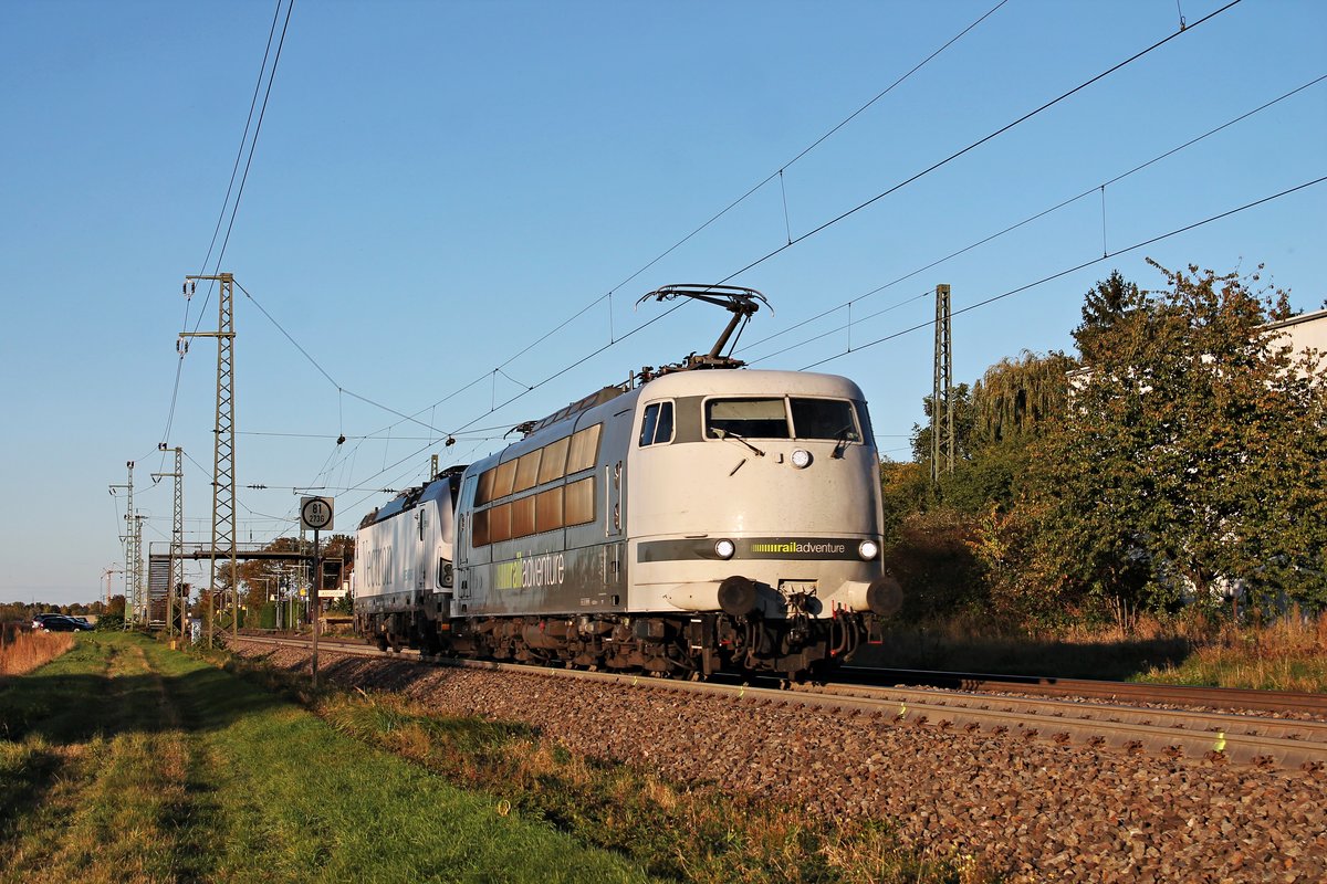 Am Abend des 16.10.2019 fuhr RADVE 103 222-6 zusammen mit dem Ur-Vectron 193 901, welchen sie in die Schweiz nach Basel Bad Bf überführte, beim Haltepunkt von Auggen durchs Markgräflerland in Richtung Zielbahnhof, welcher nur noch wenige Kilometer entfernt war.
