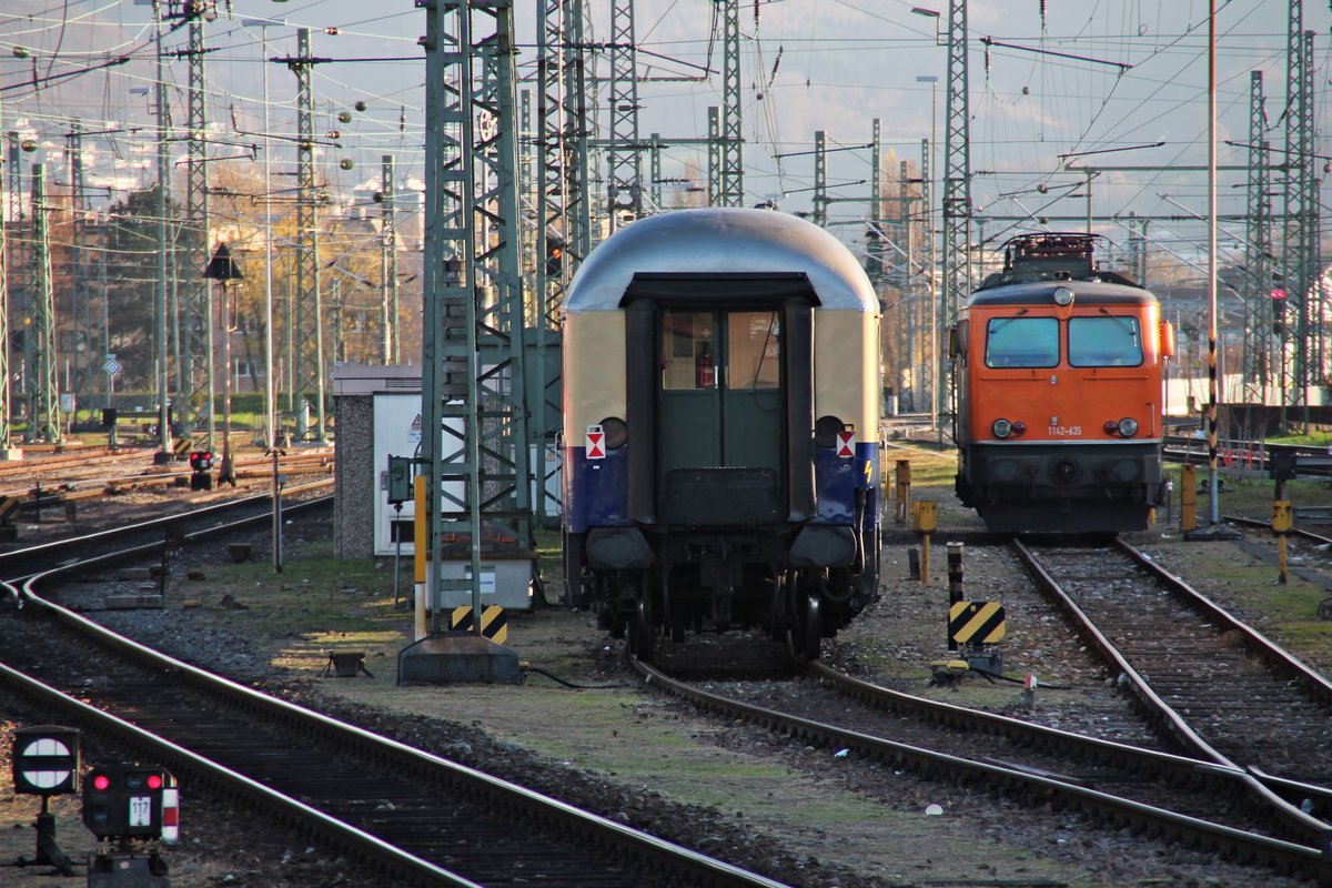 Am Abend des 16.11.2015 stand northrail/Centralbahn 1142-635 abgestellt mit ihren Wagen, die sie am Morgen/Mittag brachte, im südlichen Vorfeld vom Badischen Bahnhof von Basel abgestellt.