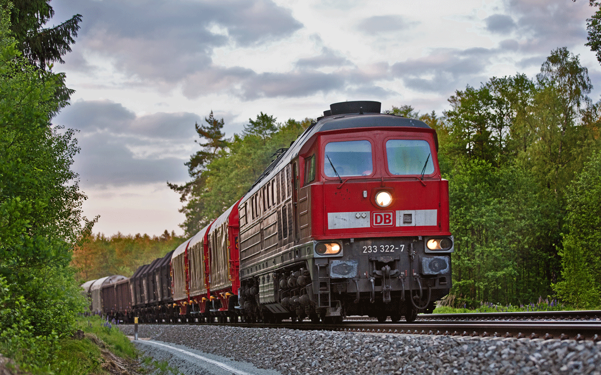Am Abend des 1.6.2017 taucht im letzten Büchsenlicht noch die 233 322-7 mit einem gemischten Güterzug bei Wiesau auf.