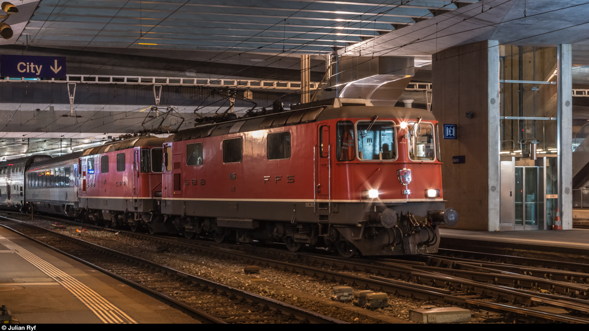 Am Abend des 17. Februar 2016 standen zwei Re 4/4 II der ersten Serie mit einigen Bpm 61 und IC2000 Personenwagen im perronlosen Gleis 11 des Bahnhofs Bern und warteten auf die Weiterfahrt.