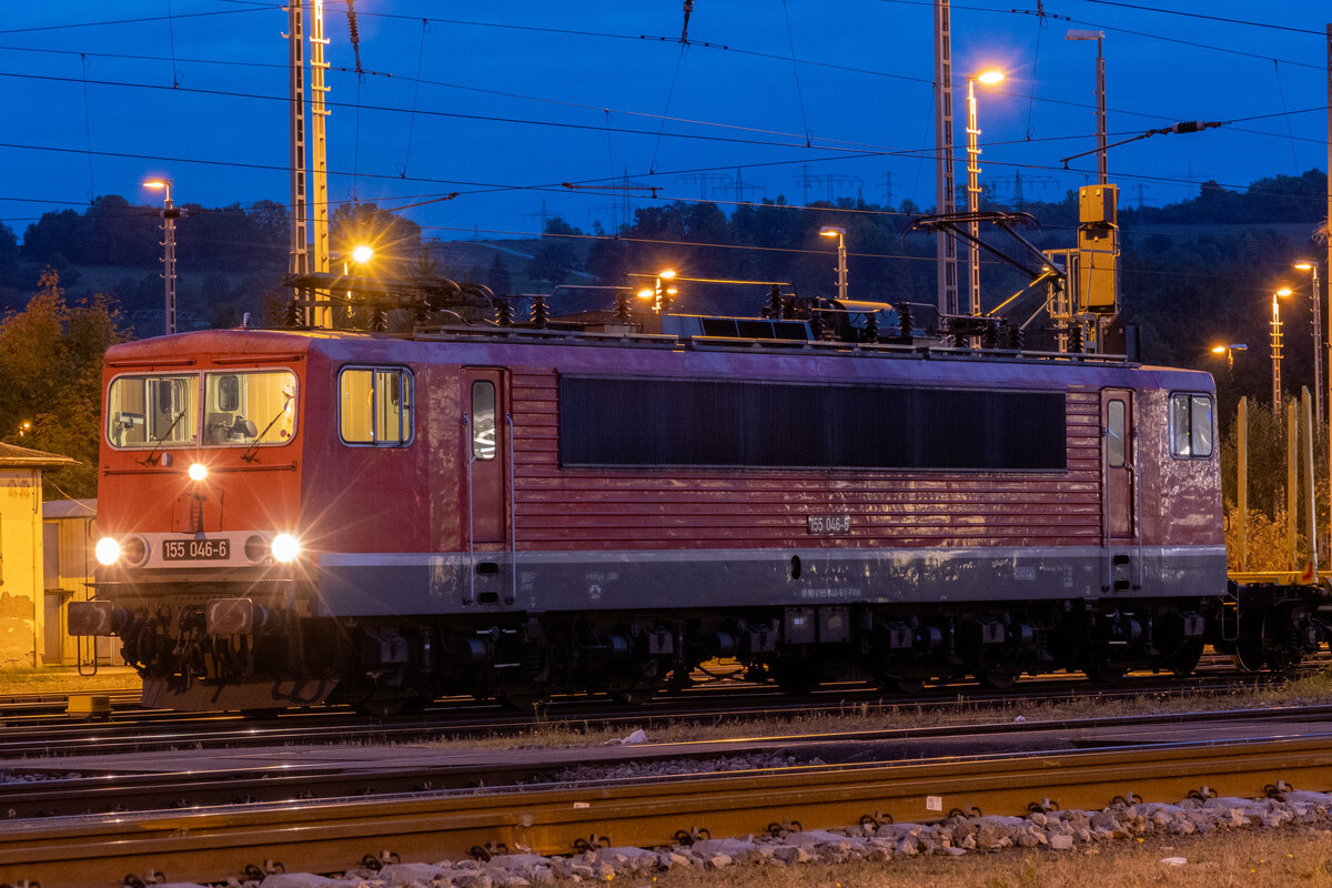 Am Abend des 17.10.2021 konnte ich FWK 155 046 im Saalfelder Güterbahnhof fotografieren, die mit einem leeren Holzzug auf Abfahrt gen Norden wartete.