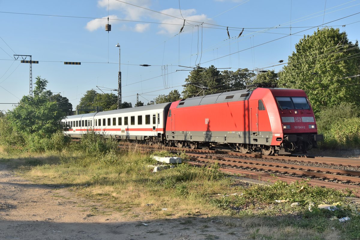 Am Abend des 1.7.2019 durchfährt der IC 2223 Rheydt Hbf gen Aachen Hbf von der 101 041-2 gezogen. 
