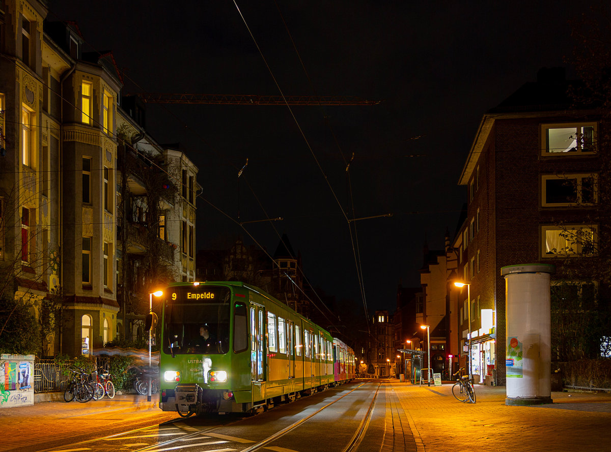 Am Abend des 17.4.2021 steht die Doppeltraktion aus TW 6235 und 6255 im Zuge der Linie 9 an der Haltestelle Nieschlagstraße im Stadtteil Linden-Mitte um kurz nach dem Entstehen des Fotos weiter nach Empelde zu fahren.