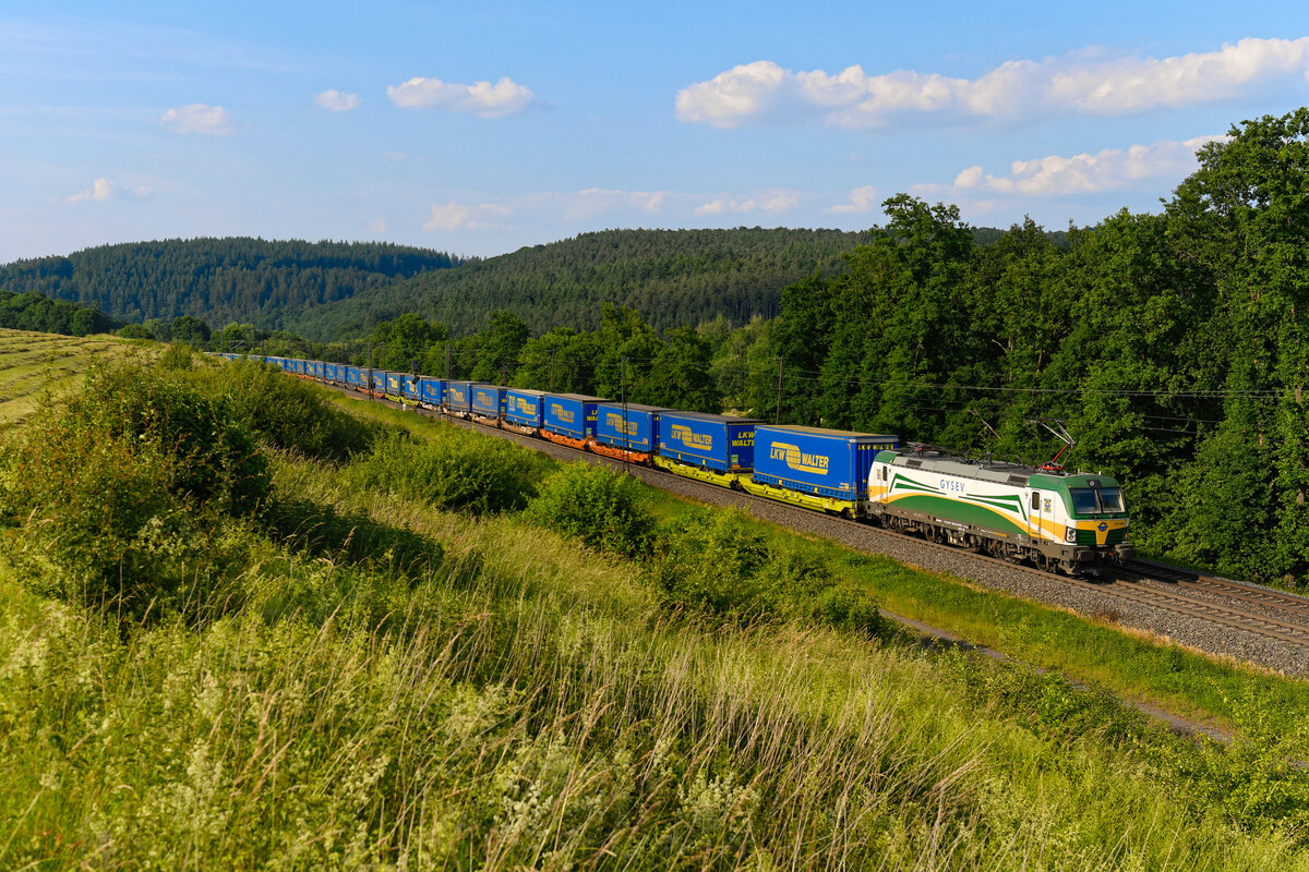 Am Abend des 18. Juni 2025 konnte ich bei Bernhards in Osthessen die 471 002 der GySEV mit einem LKW Walter KLV fotografieren. Der Zug ließ mich etwas ratlos zurück, eine ungewohnte Zeit für diese Leistung. Es könnte sich dabei um den DGS 43949 von Wanne-Eickel nach Wien Freudenau Hafen gehandelt haben, der dann jedoch ordentlich verspätet war.