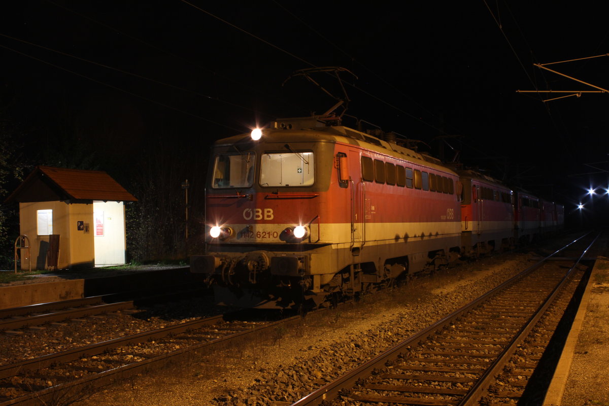 Am Abend des 18.11.2018 steht der GLZ87686 mit 1142 621, 1142 634, 1142 698, 1144 096 und 1144 055 störungsbedingt im Bahnhof Eichberg und wartet auf die Weiterfahrt nach Gloggnitz.
