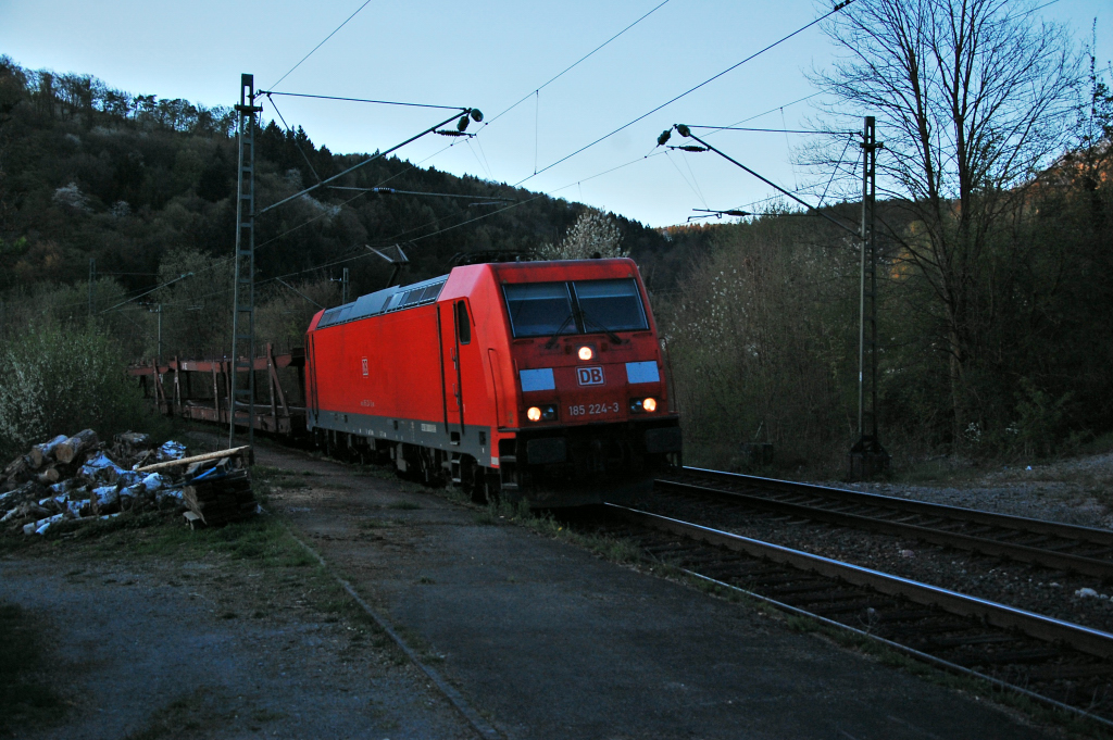 Am Abend des 18.4.2015 kommt die 185 224-3 mit leeren Autotransportwagen durch Neckargerach gefahren, das Ziel der Reise dürfte Bad Friedrichshall-Jagstfeld sein.