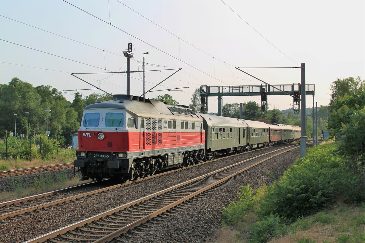 Am Abend des 18.6.2022 war die WFL-232 333-5 mit ihrem Piko-Sonderzug auf dem Rückweg von Sonneberg, wo es einen  Tag der offenen Tür  gab, nach Berlin. Hier bei nicht ganz optimalen Lichtverhältnissen in Orlamünde.