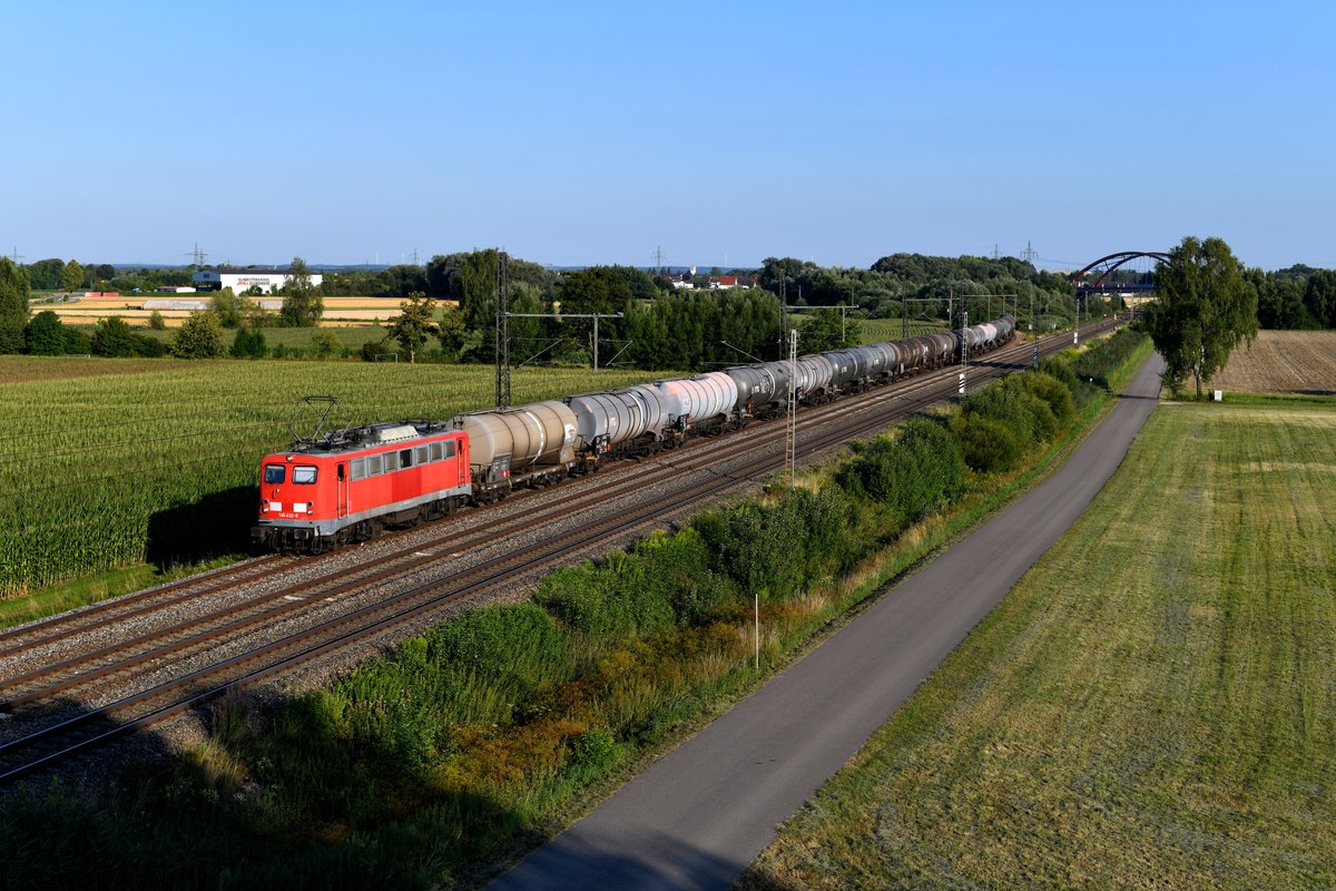 Am Abend des 19. Juli 2018 kam ein Kesselwagenzug aus Ingolstadt über die Donautalbahn nach Donauwörth eingefahren. Geführt wurde er von der 140 432 der BayernBahn. Bei Nordheim konnte ich den Zug im schönsten Abendlicht ablichten. 