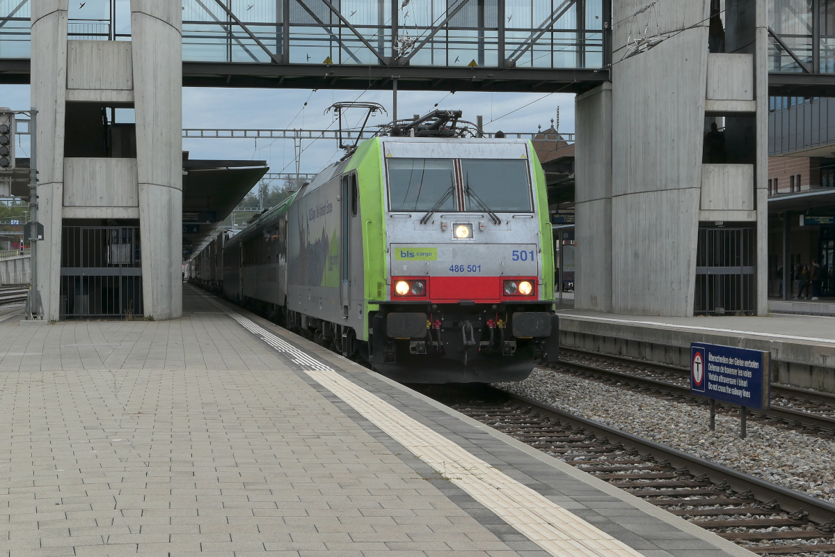 Am Abend des 19. Oktobers 2023 fuhr mir endlich ein Zug der Rollenden Landstraße Freiburg - Novara vor die Linse. Zwar stand ich nicht optimal, aber die Gelegenheit wollte ich mir nicht entgehen lassen. Zuglok an diesem Tag war die 4486 501 CH-BLSC der BLS Cargo.
Spiez, 19.10.2023