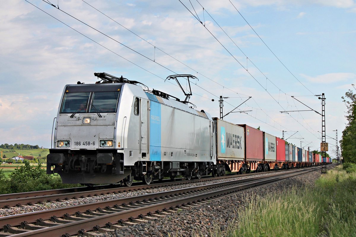 Am Abend des 19.05.2020 fuhr Rpool/XRAIL 186 458-6 mit dem DGS 47026 (Basel Bad Rbf - Antwerpen Zuid) nördlich von Hügelheim über die KBS 702 durchs Rheintal in Richtung Buggingen.