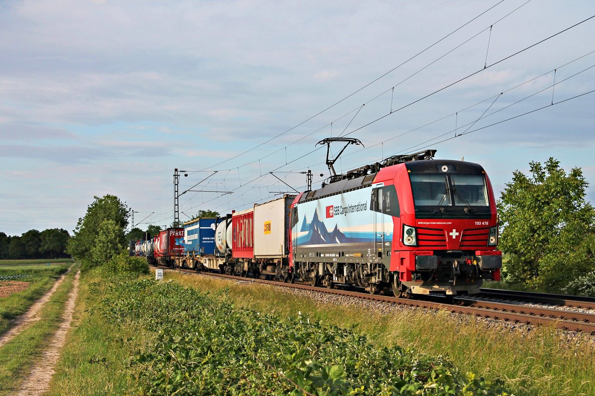 Am Abend des 19.05.2020 fuhr LokRoll/SBBCI 193 478  Gottardo  mit einem langen Containerzug nach Italien südlich von Buggingen über die KBS 702 durchs Rheintal in Richtung Müllheim (Baden).