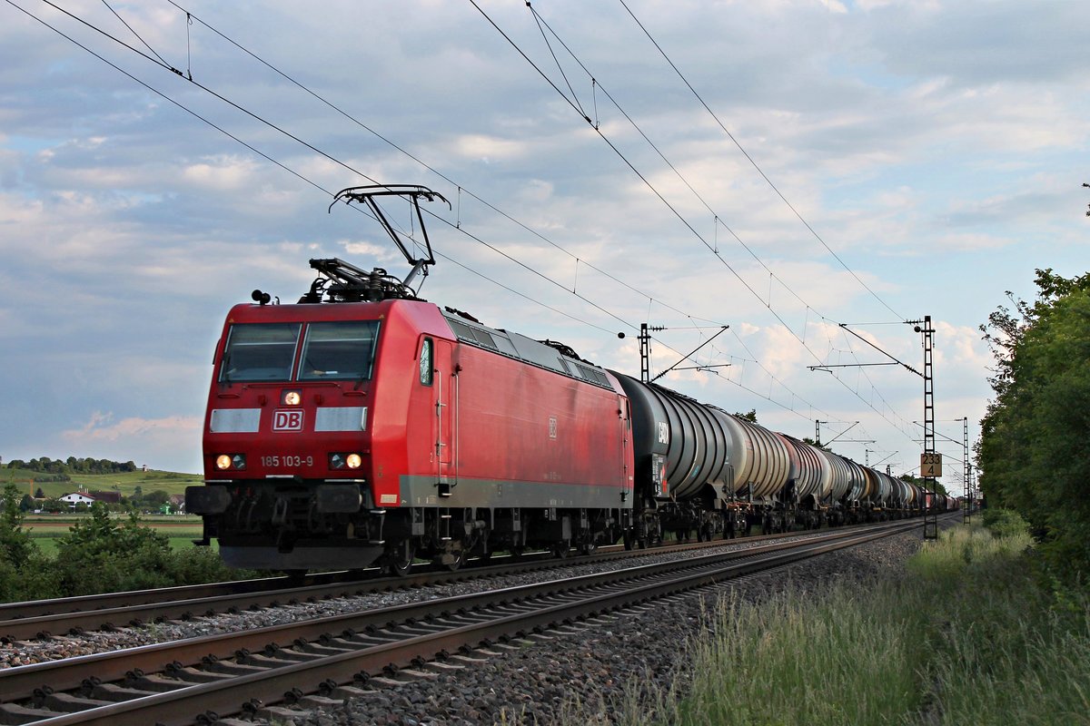 Am Abend des 19.05.2020 fuhr 185 103-9 mit dem EZ 45036 (Chiasso Smistamento - Mannheim Rbf) nördlich von Hügelheim über die KBS 702 durchs Markgräflerland in Richtung Freiburg (Breisgau).