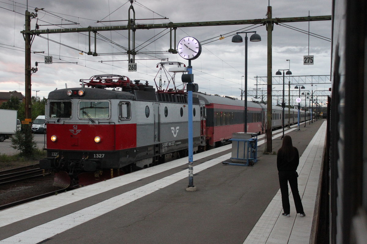 Am Abend des 19.07.2017 erreicht Nattåg 93 aus Narvik den Bahnhof Boden C. Am Bahnsteig wartet bereits der Zugteil aus Luleå, der in Boden mit dem Zugteil aus Narvik vereinigt wird. Beide Zugteile fahren anschließend nach Stockholm.