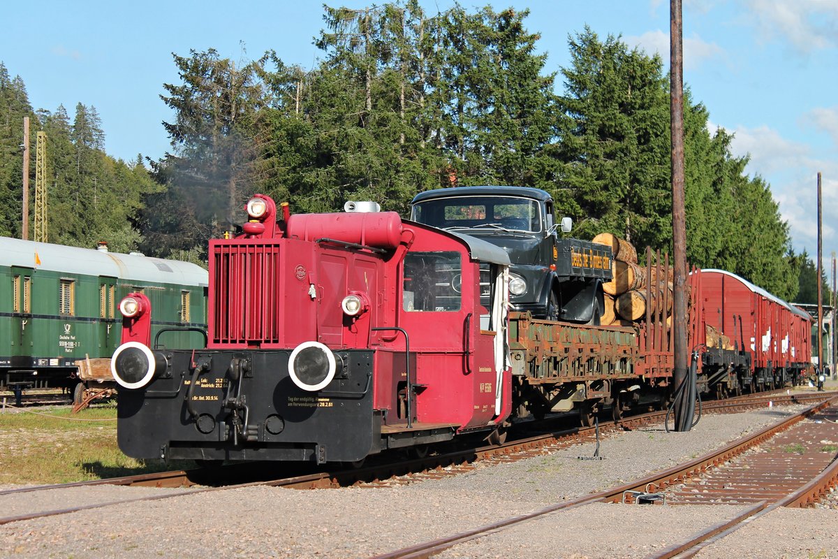 Am Abend des 19.08.2018 rangierte Köf 6586 (ex. 323 878-9) nach dem Sommerfest der IG 3Seenbahn, auf dem Museumsgelände eine lange Reihe von historischen Güterwagen herum.
