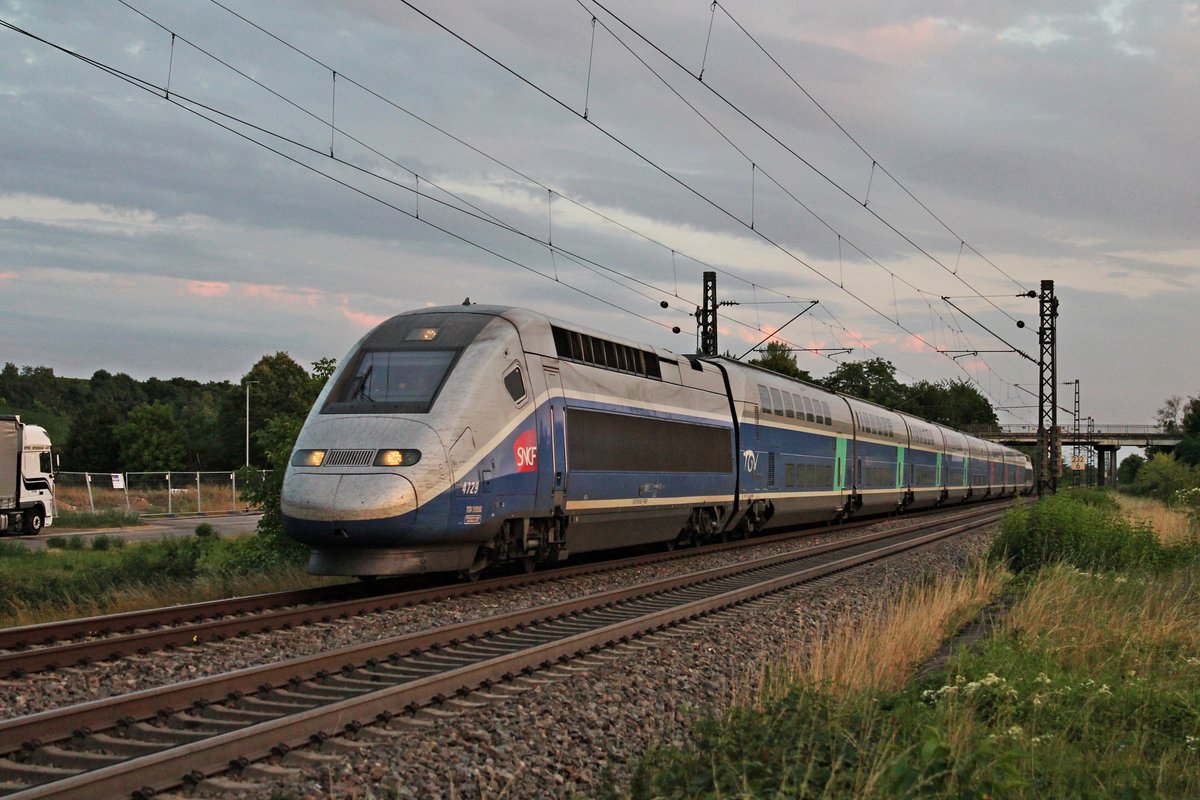 Am Abend des 20.07.2017 fuhr TGV Euroduplex 4729 (310058) als TGV (Paris Gare de Lyon - Freiburg (Brsg) Hbf) bei Buggingen durchs Rheintal in Richtung Zielbahnhof.