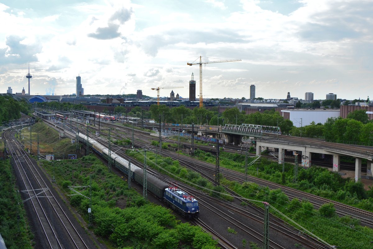 Am Abend des 20.5.17 zog die 110 428 ihren Sonderzug durch Köln wieder in Richtung Norden nach Westerstede-Ocholt. Ursprünglich sollte die V200 033 den Sonderzug ziehen. Aber die 110 428 macht auch einen sehr schönen Eindruck vor den historischen Wagen. 

Köln Deutz 20.05.2017