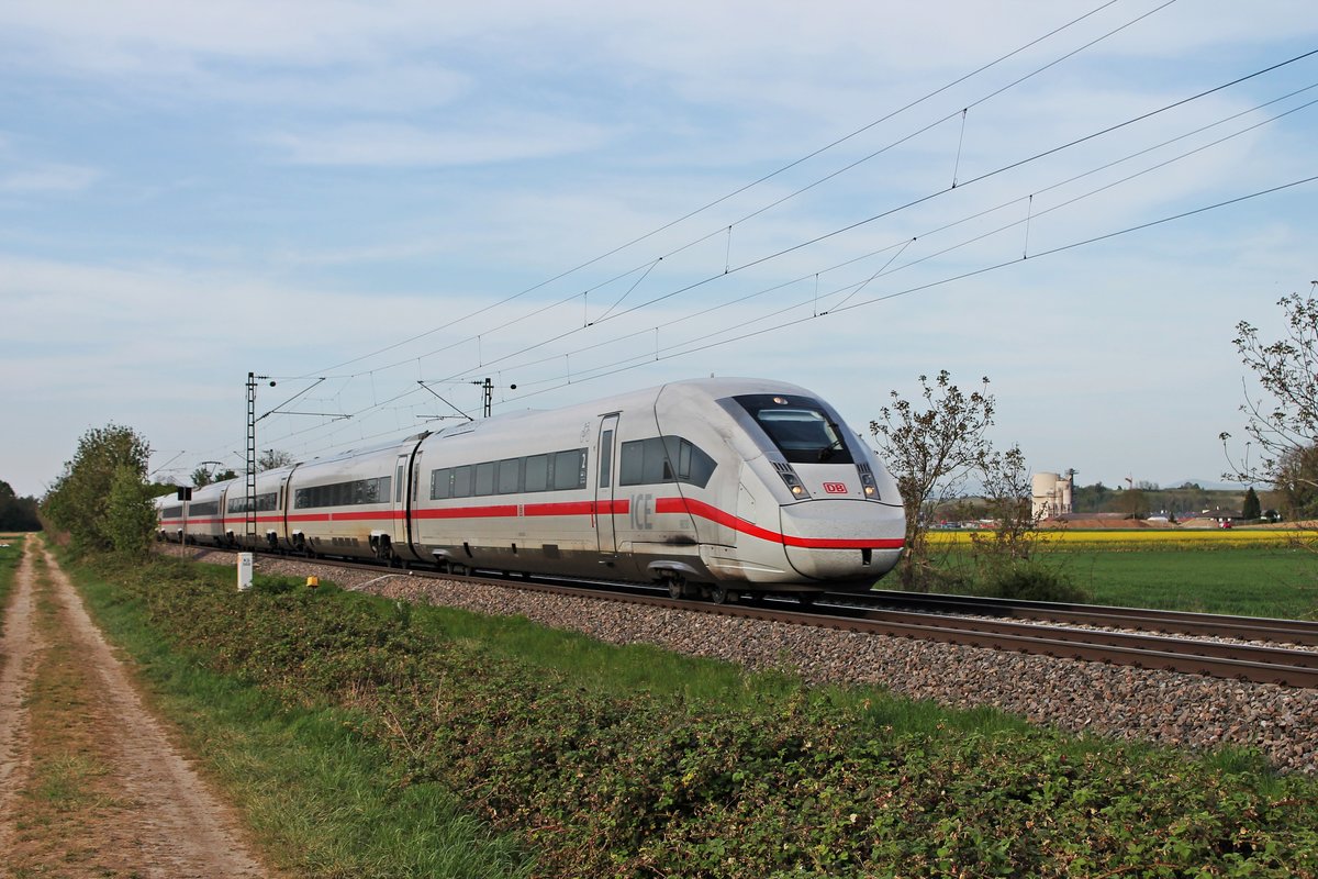 Am Abend des 21.04.2020 fuhr 412 033 (9033/5812 033-9) südlich von Buggingen als ICE 1177 (Hamburg Altona - Basel Bad Bf) über die KBS 702 durchs Markgräflerland in Richtung Schweiz.