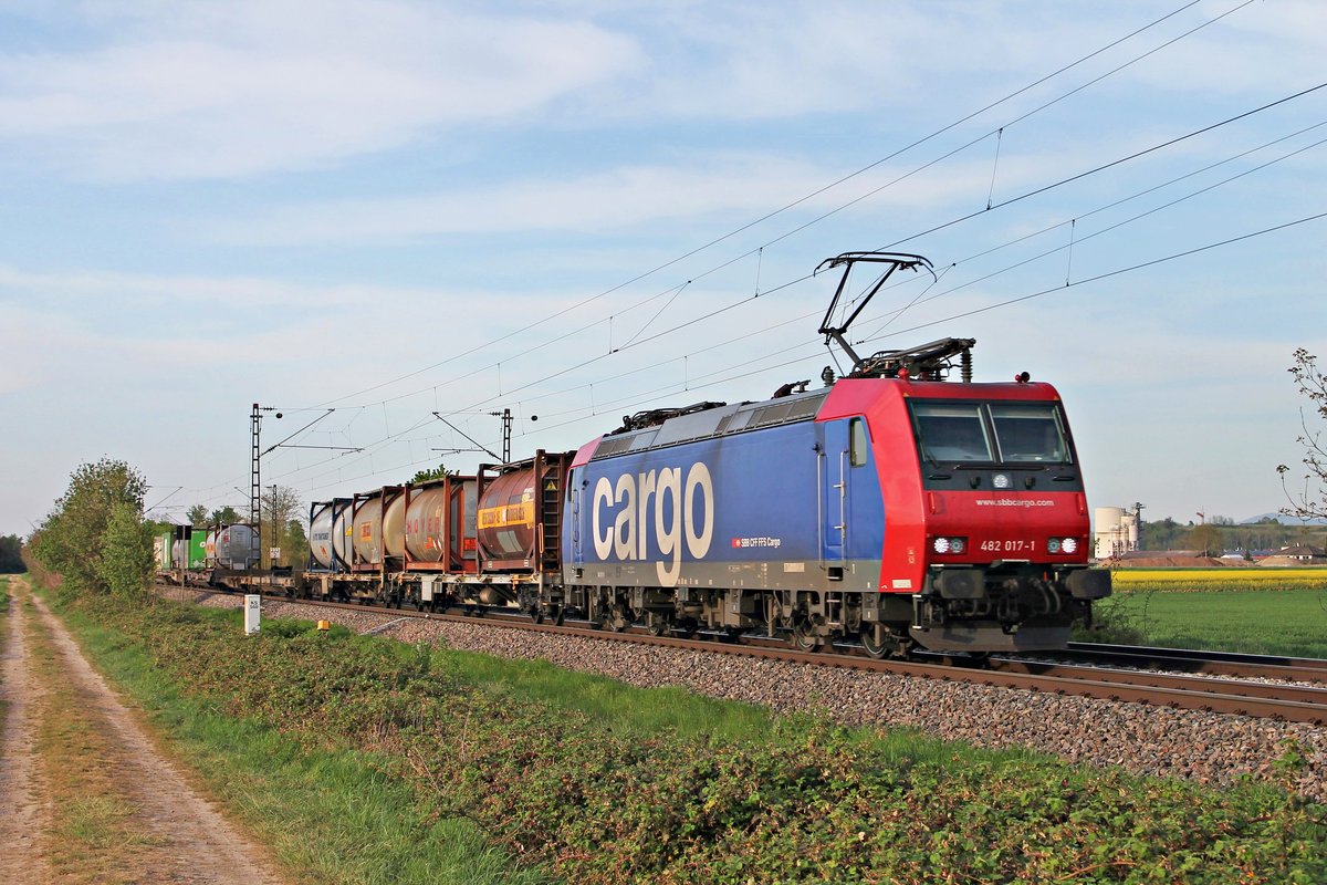 Am Abend des 21.04.2020 fuhr Re 482 017-1 mit ihrem Containerzug, welchen sie bis Basel SBB RB bespannte, südlich von nBuggingen über die KBS 702 durchs Markgräflerland in Richtung Müllheim (Baden).