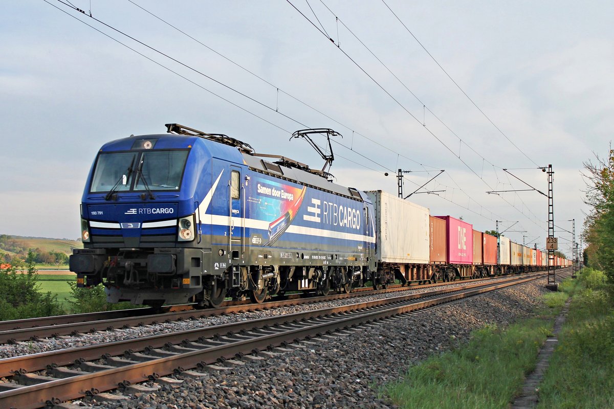Am Abend des 21.04.2020 fuhr 193 791  Samen door Europa - RTB CARGO  mit ihrem Containerzug (Basel Bad Rbf - Rotterdam Waalhaven) nördlich von Hügelheim über die Rheintalbahn durchs Markgräflerland in Richtung Freiburg (Breisgau).