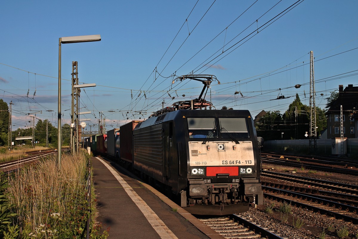 Am Abend des 21.06.2013 fuhr ES 64 F4-113 von TXLogistik mit einem Containerzug durch den Personenbahnhof von Mainz-Bischofsheim gen Rhein.