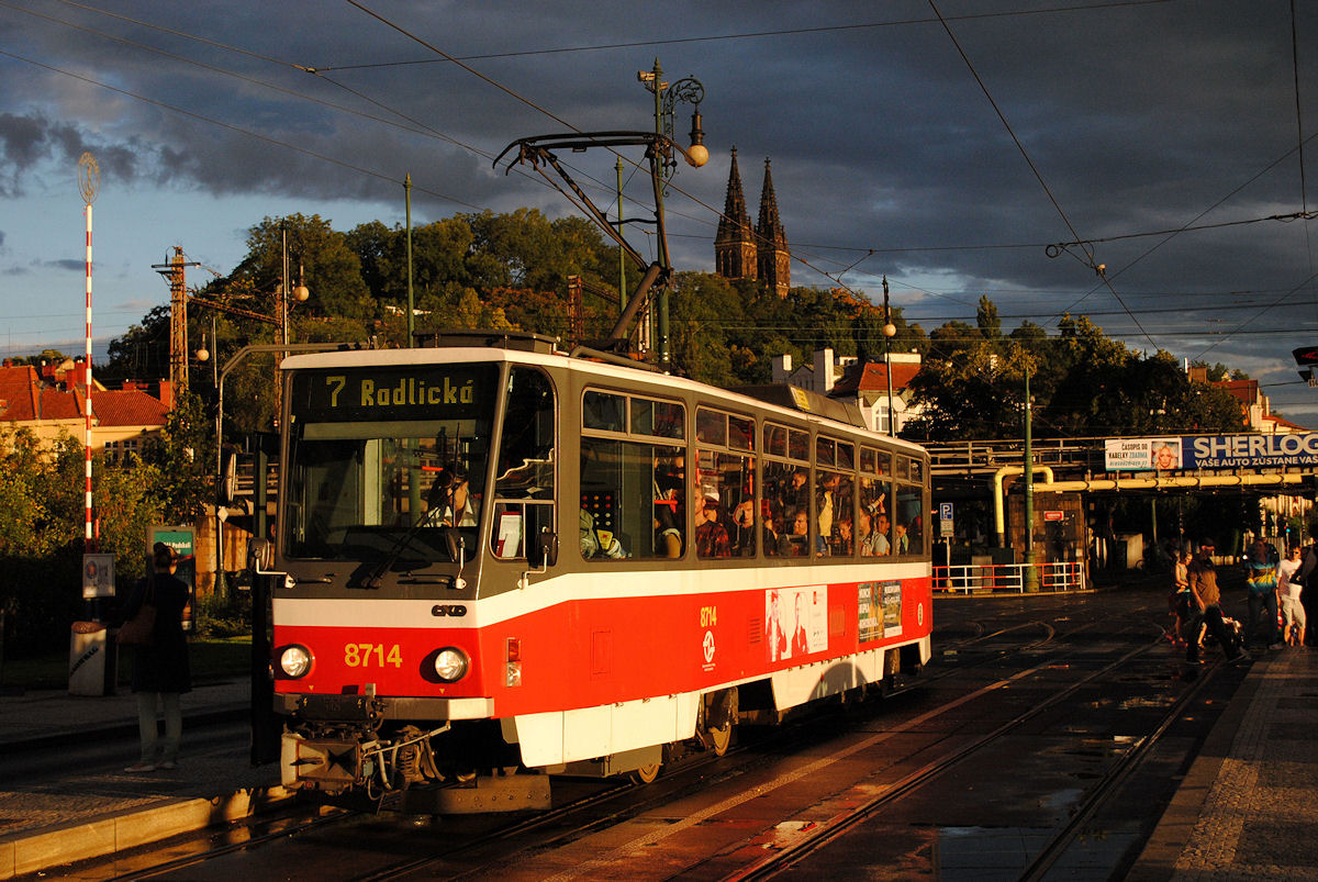 Am Abend des 21.08.2016 zog ein Gewitter mit heftigen Regenschauern über Prag, danach kam allerdings für wenige Minuten die Sonne hervor. T6A5 8714 war zu diesem Zeitpunkt auf der Linie 7 unterwegs und konnte in der Haltestelle Vyton aufgenommen werden,  im Hintergrund erkennt man die Kirche des Vyšehrad. 
