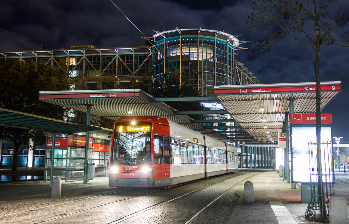 Am Abend des 2.11.2017 steht GT8N-1 3119 als Linie 6 Richtung Universität am Bremer Flughafen.