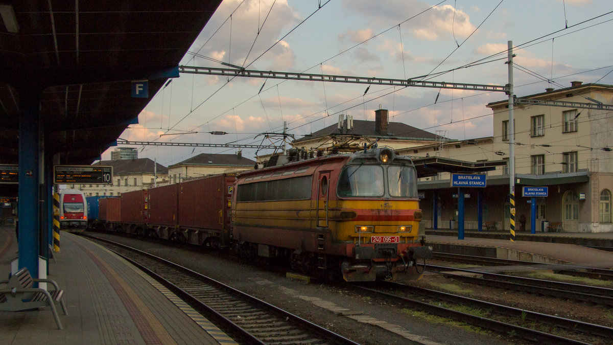 Am Abend des 22. April 2019 ist 240 095-0 in Bratislave hl.st. mit einem Containerzug unterwegs. 